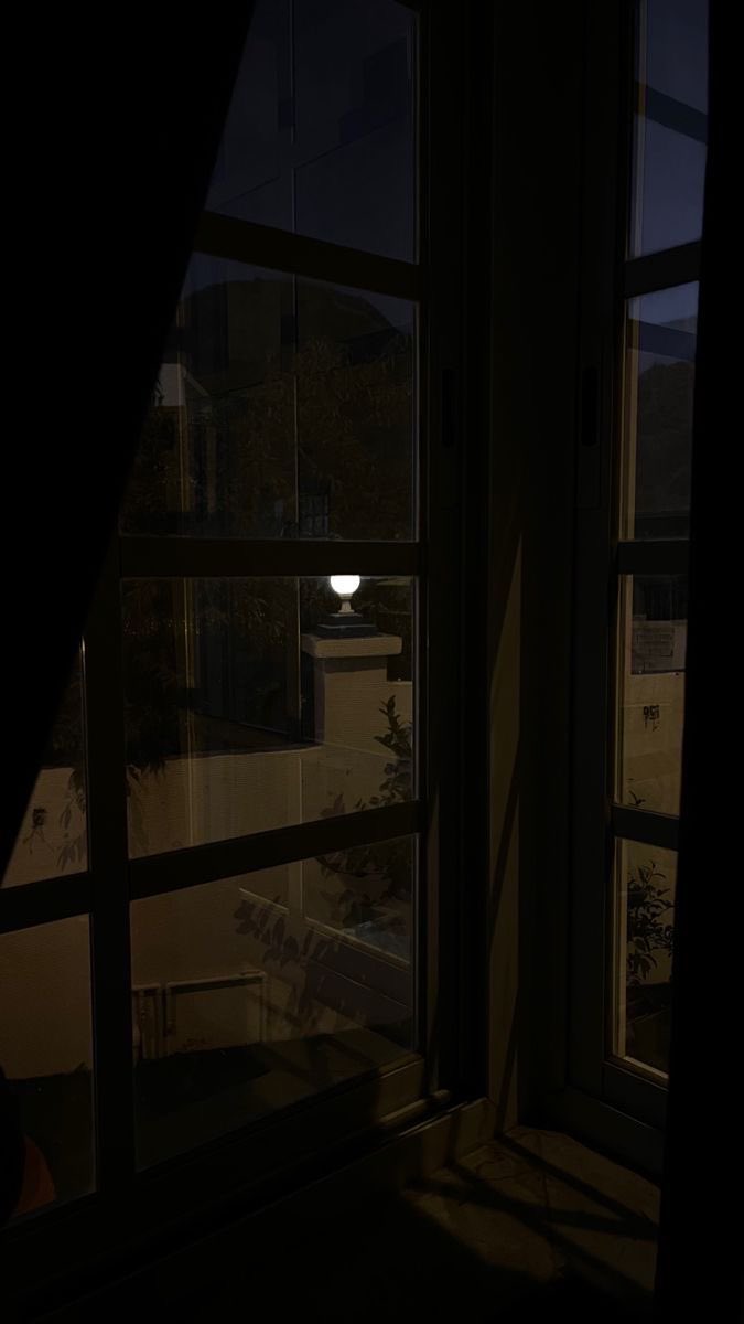 ليلة ساكنة؛ لا شيء مدهش 
لا أُغنيات، لا كُتب، لا احاديث، لا قهوة، كل الأشياء المحيطة بي تبدو فارغة،لا صوت يبعث الدهشة،
لا فكرة تشعل فضولًا،
ولا أحد يشبه الملاذ.
كل ما أريده الان  هو  أن أحتفظ بهذه اللحظة الهادئة، اللحظة التي لا أفكر فيها أن العالم ممل وموحش. أريد هذه اللحظة التي