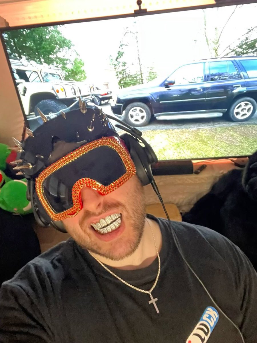 DailyTGCPodcast's tweet image. King of Pranks hit 1 million subscribers and bought a car!!