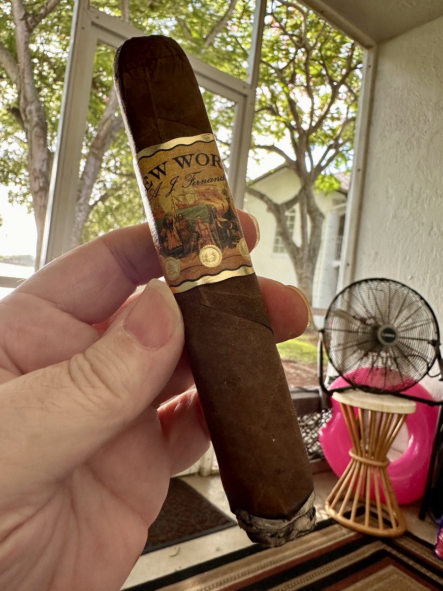 Stogie Chas is smoking New World Dorado. Rated with thumbs up! dojoverse.com/news-feed/p/69…