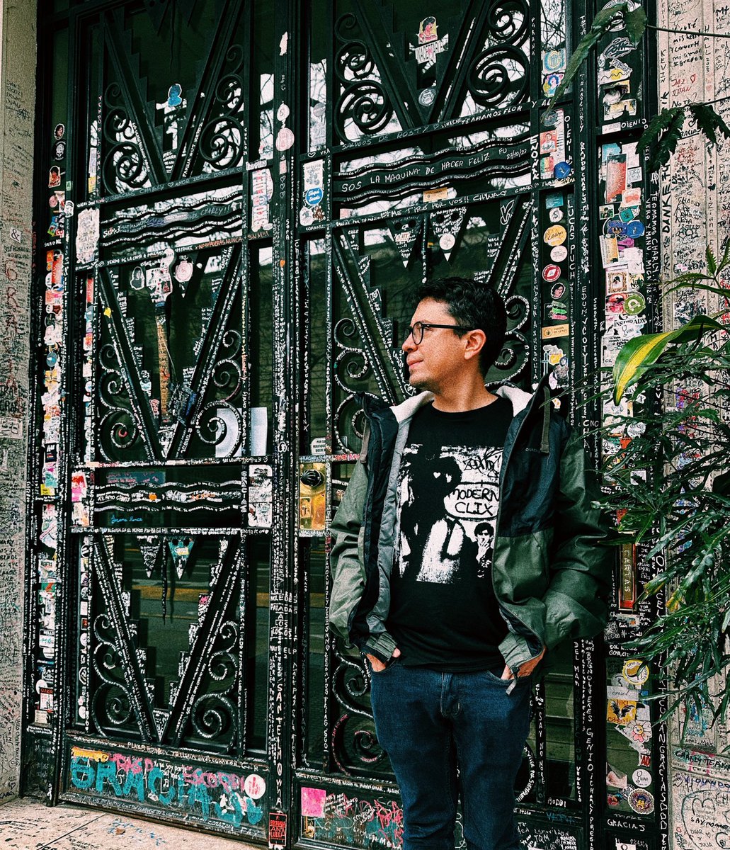 Vine a la esquina de Av. Coronel Díaz y Av. Santa Fe porque me dijeron que aquí vivía un tal Charly García.