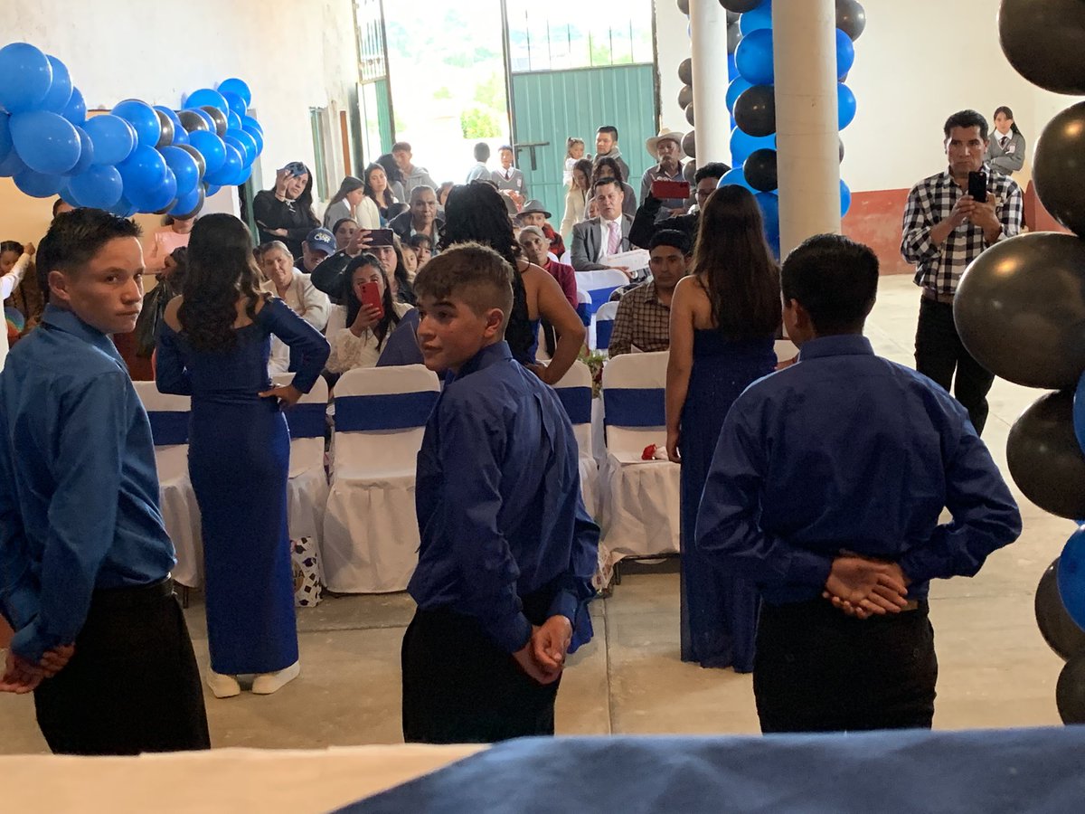 SUPPEDROGMEZ1's tweet photo. Mi más amplia felicitación y admiración por los NNA que hoy culminaron su educación Telesecundaria y mi respeto a los padres de familia por su esfuerzo y perseverancia en la educación de sus hijos. https://t.co/8cXKdz0APN