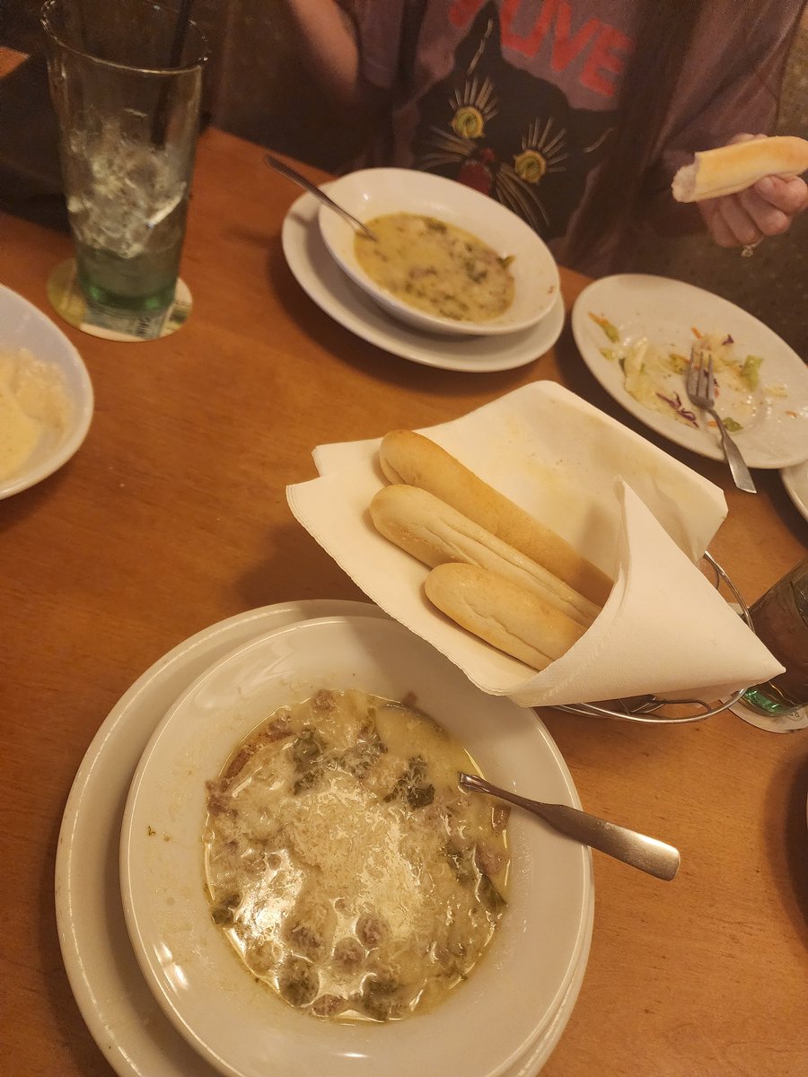 JustMemesMore's tweet image. Took the wife out to a fancy Italian restaurant 🇮🇹