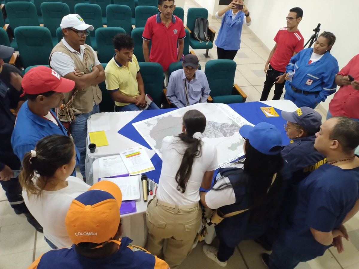 UNGRD's tweet photo. 📍 La Guajira I El equipo de #MapasComunitarios 🗾 recorre gran parte del territorio nacional para desarrollar un ejercicio de participación ciudadana que se sigue consolidando como una herramienta poderosa para salvar vidas 👥.
 
Durante el mapeo realizado en el municipio de #Villanueva, se contó con la participación de 4️⃣5️⃣ personas y se destacaron integrantes de la brigada forestal del territorio, organismos operativos de respuesta, presidentes de juntas de acción comunal urbanos y rurales y miembros del Consejo Municipal de Gestión del Riesgo.

A partir de este ejercicio, se priorizaron y mapearon eventos asociados a la temporada de lluvias (inundaciones, vendavales, movimientos en masa) y temporada de menos lluvias (incendios de cobertura vegetal y sequías).