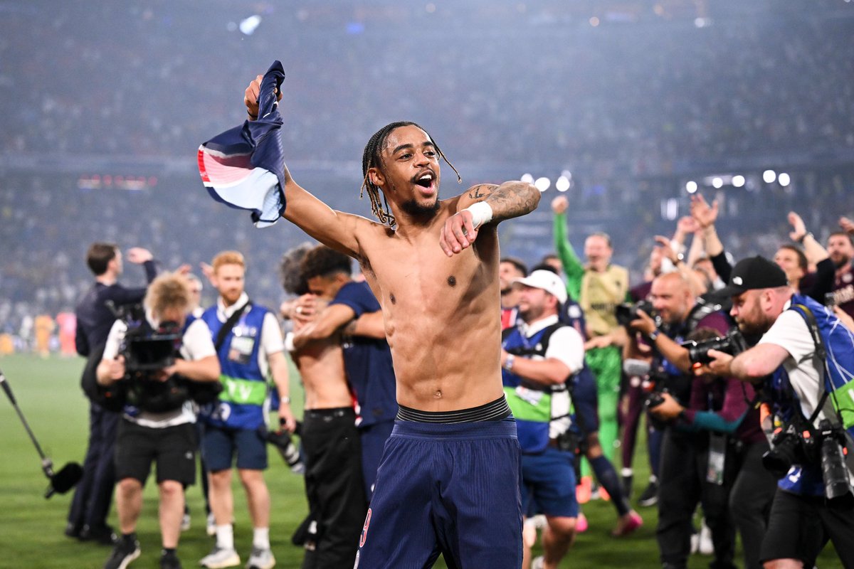 ActuFoot_'s tweet image. 🚨 « 𝗜𝗟 𝗡’𝗬 𝗔 𝗣𝗔𝗦 𝗨𝗡 𝗠𝗢𝗡𝗗𝗘 𝗢𝗨 𝗕𝗔𝗥𝗖𝗢𝗟𝗔 𝗤𝗨𝗜𝗧𝗧𝗘 𝗟𝗘 𝗣𝗦𝗚 𝗖𝗘𝗧 𝗘́𝗧𝗘́ ! » affirme @lequipe. 🗞️❤️💙

Conscient de son changement de statut, le club entend prolonger le joueur qui n’entre pas dans le Top 10 des salaires au club.

Le Français peut…