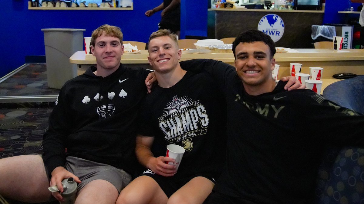 ArmyWP_Football's tweet image. Striking up some fun at the lanes here at West Point! 🎳