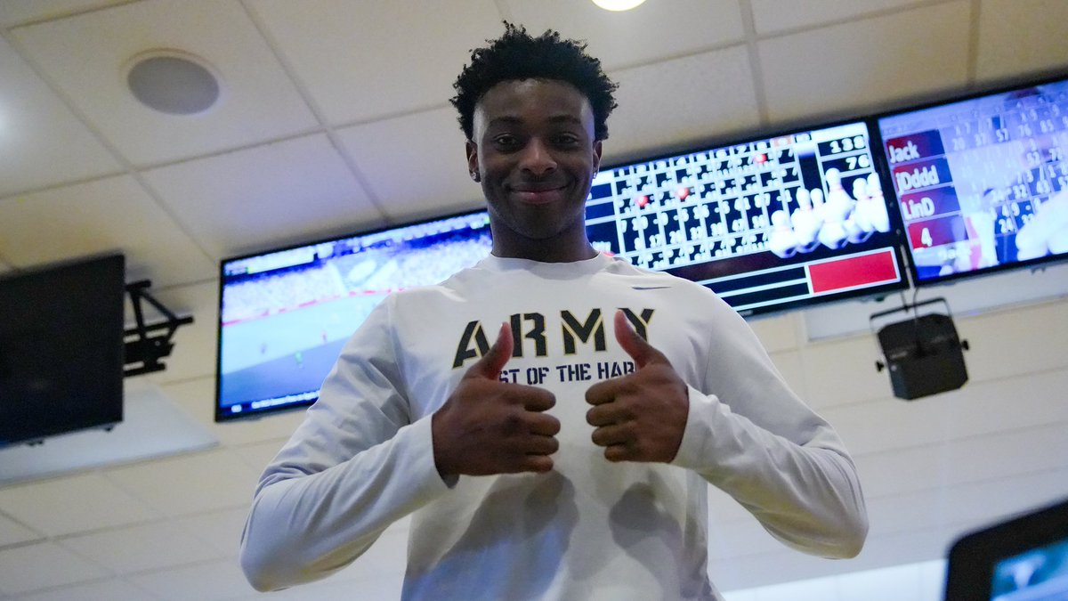 ArmyWP_Football's tweet image. Striking up some fun at the lanes here at West Point! 🎳