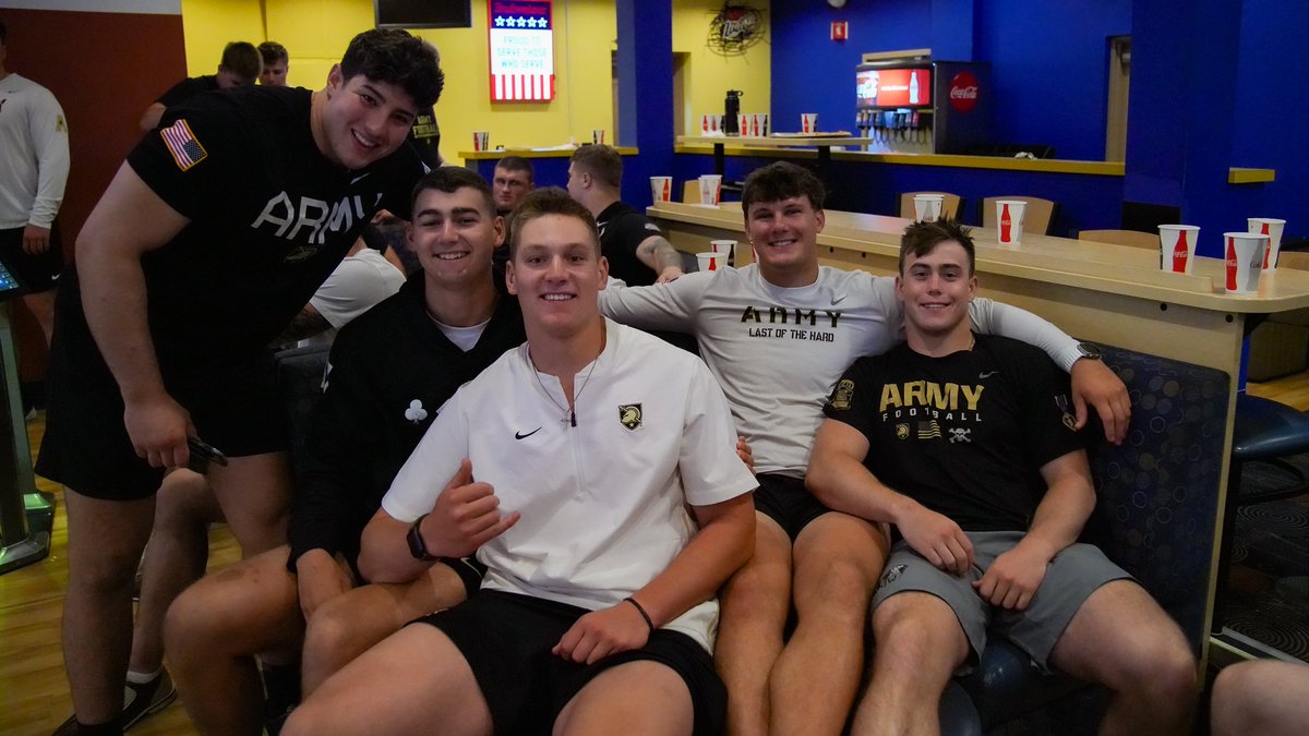 ArmyWP_Football's tweet image. Striking up some fun at the lanes here at West Point! 🎳