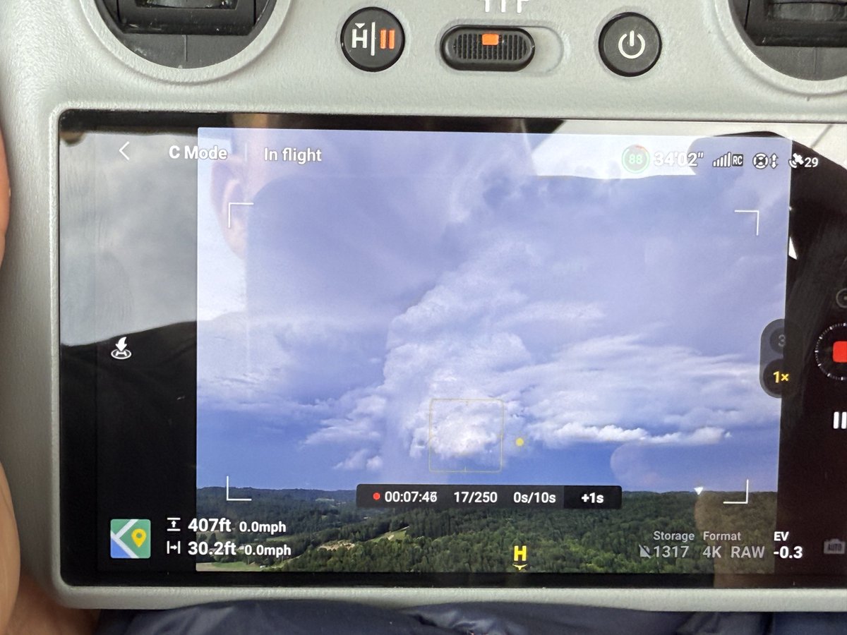 babowling12's tweet image. Watching a supercell that has split off off the SWS storm, now NE of sissonville, Wv. Wall cloud developing on timelapse.
6:21p @NWSCharlestonWV