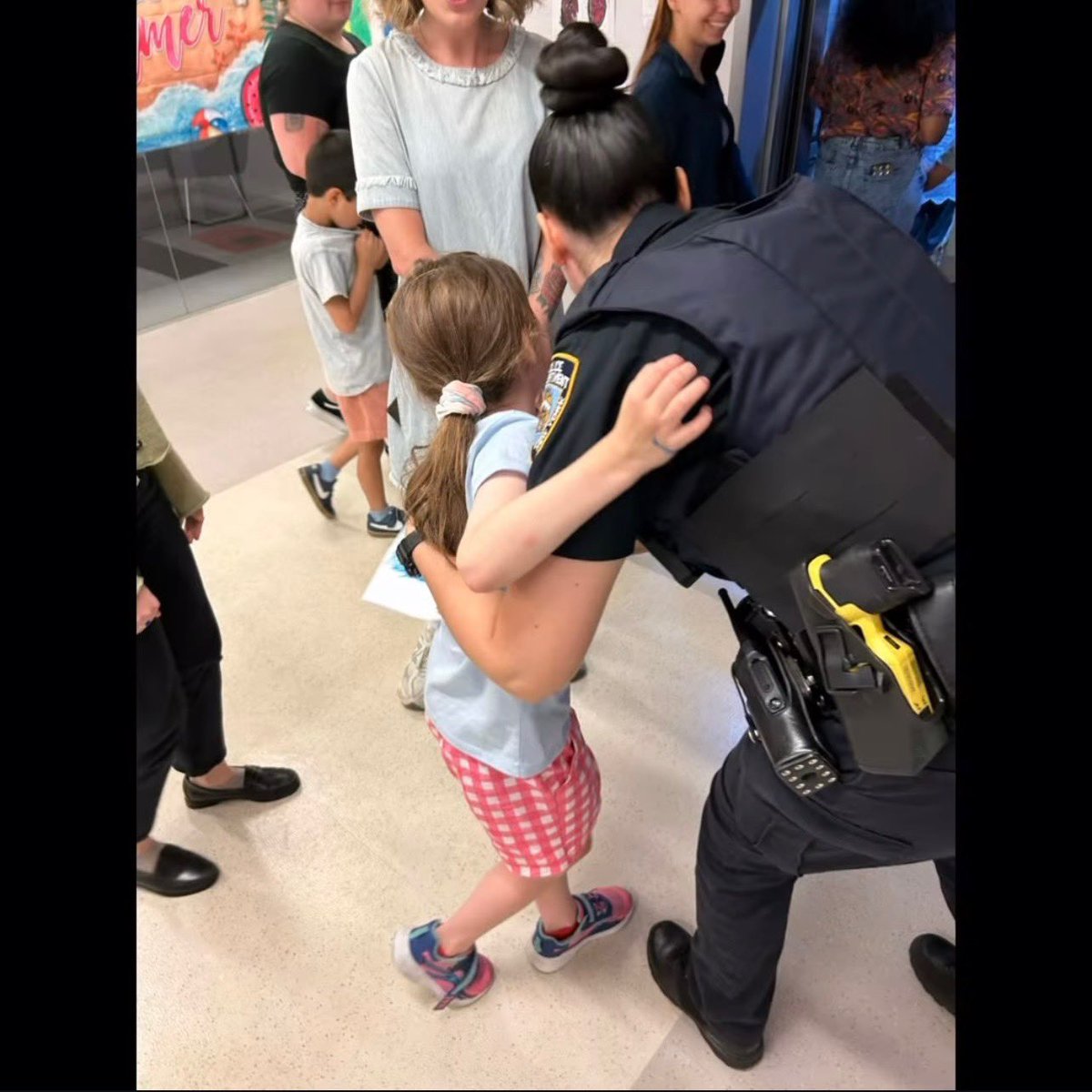 Our officers visited our local school today to show them who their community helpers were! 👮👮‍♀️🚔