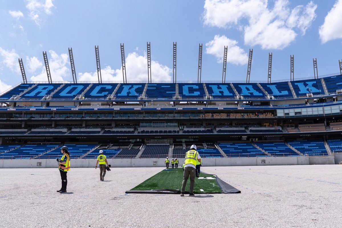 KSSCentral's tweet image. New turf incoming! 🔴🔵🌾
David Booth Memorial Stadium is getting a fresh surface from @MMTHBuilt ahead of the 2025 season.
Jayhawks will be flying on brand new turf this fall.