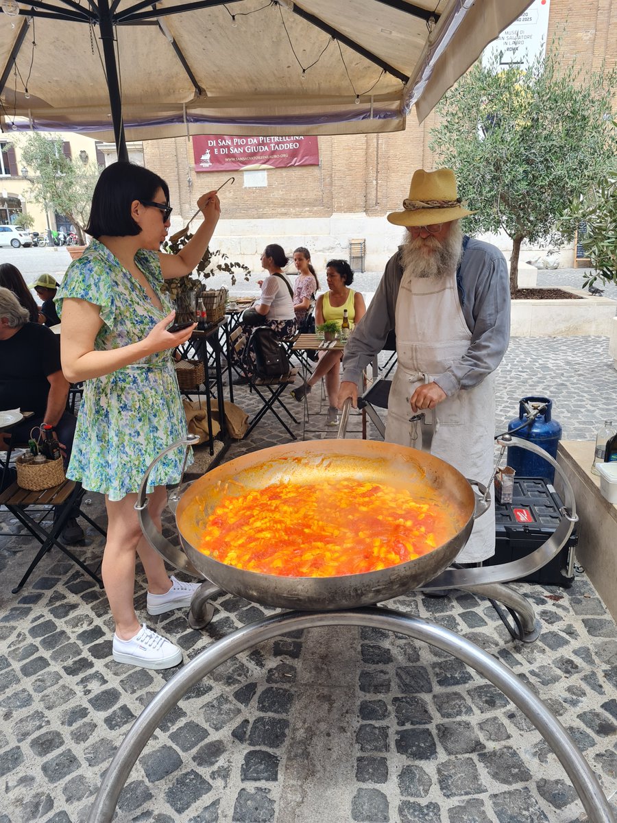 mohikanmeriri's tweet image. ローマの伝統として残っているのが、「木曜日はニョッキの日」。ということで野外で巨大フライパンでニョッキ調理中。
#イタリア