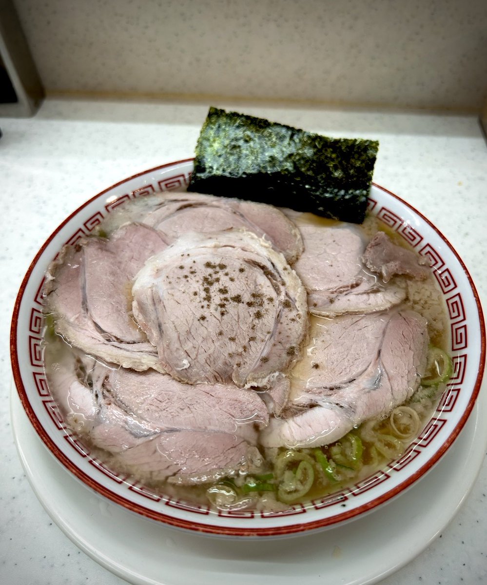 KOTAPAPA921's tweet image. “玉Group”が 事業展開する
「バラそば屋」がリニューアルOpenしたお店『マルショーラーメン』チャーシュー麺かと思うほど お肉で 麺が見えない豪快なフォルム【中華そば コッテリversion】+大盛り迄 無料飯🍚✨
上品で繊細とは言い難いが…
ヤンチャな こう云うラーメンが堪らなく好きなんですよね~♡