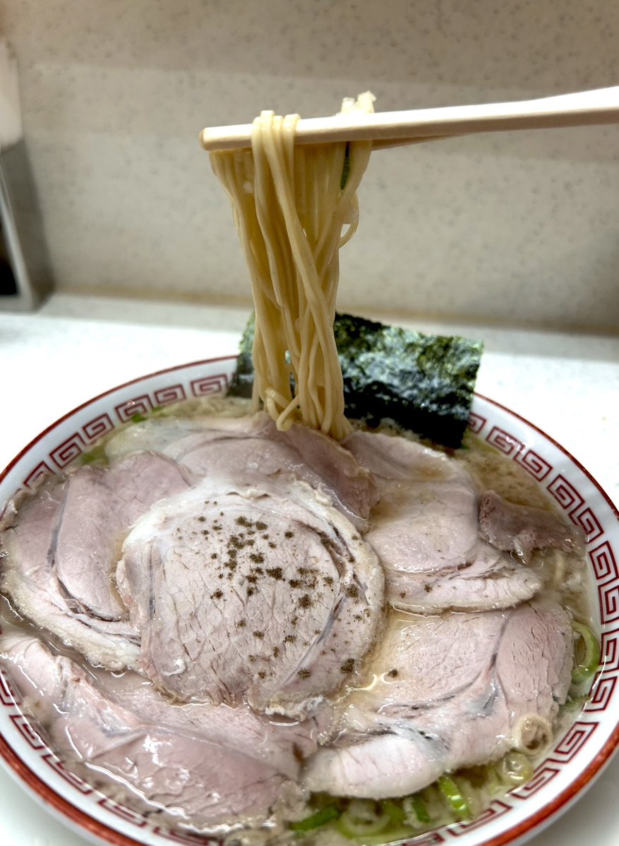 KOTAPAPA921's tweet image. “玉Group”が 事業展開する
「バラそば屋」がリニューアルOpenしたお店『マルショーラーメン』チャーシュー麺かと思うほど お肉で 麺が見えない豪快なフォルム【中華そば コッテリversion】+大盛り迄 無料飯🍚✨
上品で繊細とは言い難いが…
ヤンチャな こう云うラーメンが堪らなく好きなんですよね~♡