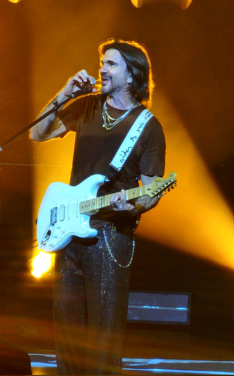 _iHeartTravel's tweet photo. A beautiful night @RaviniaFestival with @juanes! 😍🎶🎤🪘🎸❤️ https://t.co/EqKjLMn08a