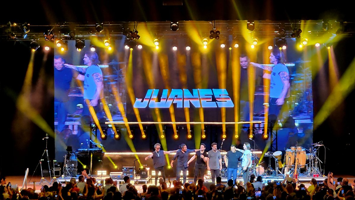 _iHeartTravel's tweet photo. A beautiful night @RaviniaFestival with @juanes! 😍🎶🎤🪘🎸❤️ https://t.co/EqKjLMn08a