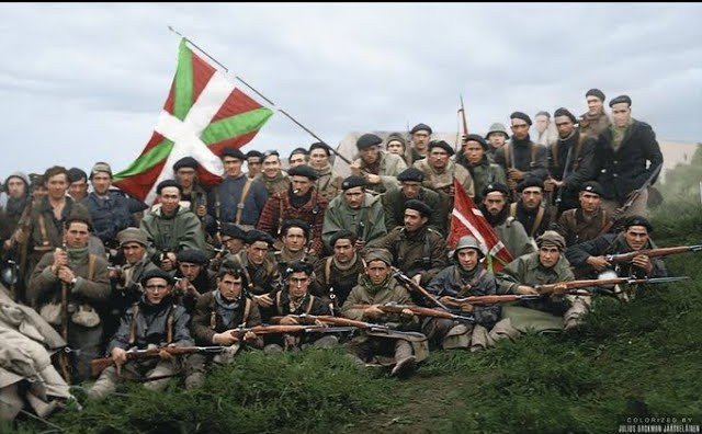 mikelats7's tweet image. 131 urte eta gero oraindik debekatua, asimilatuentzat bandera espainol bihurtua, erridikulizatua, bere presentzia gutxitua, koloreak aldatua, kanpoko edozein kausaren banderekin ordezkatua, postmodernismoaren asmakizunetarako desitxuratua.

Haria: ikurrina negarrez ari da 🧵