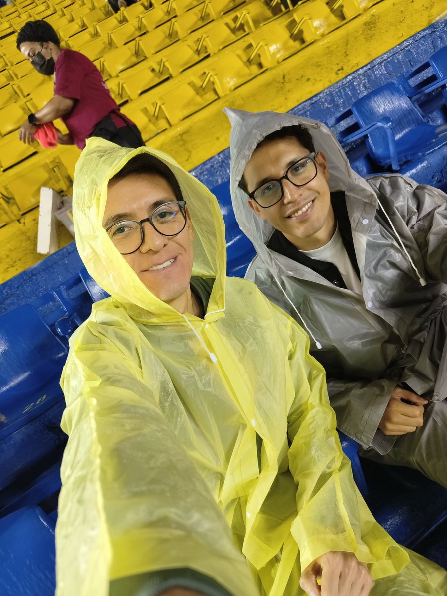 HugoValensi's tweet image. Con frio, con lluvia, suspendido unos minutos, pero disfrutando del 3-1 contundente del América 🦅💛🩵