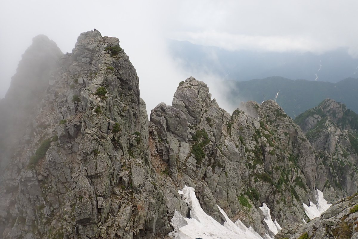 9KtceH0EWNA4wYW's tweet image. 剱岳の状況について③（７月１６日時点）
八ツ峰の頭で岩が崩壊しています。
頭から池ノ谷乗越へ下降するルートの上部が崩壊しているので、歩いて下降する場合は溜まった石をガリーに落とすので、要注意です。
写真を上げますが、分かりにくいと思います。
#剱岳　#八ツ峰　#tnfjp