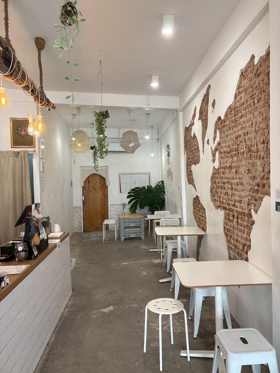 Envcorp_th's tweet image. Fineday Coffee 📷📷คาเฟ่บรรยากาศดี เป็นร้านเล็กๆ ที่ถ้าใครไม่สังเกตุจะมองทางเข้าไม่เจอ แต่บรรยากาศภายในร้านดีมากๆ มุมถ่ายรูปสวยมากๆ เครื่องดื่มคุณภาพเยี่ยม แต่ยังสนับสนุนกิจกรรมเพื่อสิ่งแวดล้อมอีกด้วยค่ะ #มูลนิธิกองทุนสิ่งแวดล้อมไทย #คาเฟ่จันทบุรี #dugongslivesmatter #chanthaburi