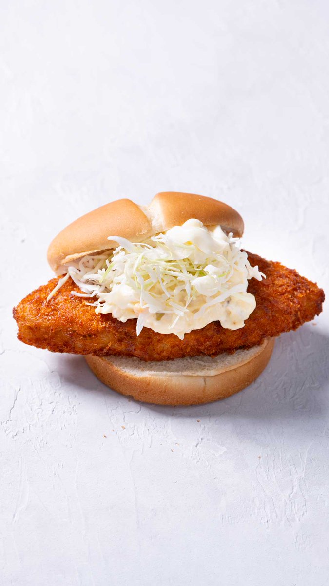 FK_PR's tweet image. 今日は #天ぷらの日
天ぷらのご用意はありませんが、バンズから”はみでる”サイズが自慢のフィッシュサンドならありますよ🤍
*ファーストキッチン限定商品