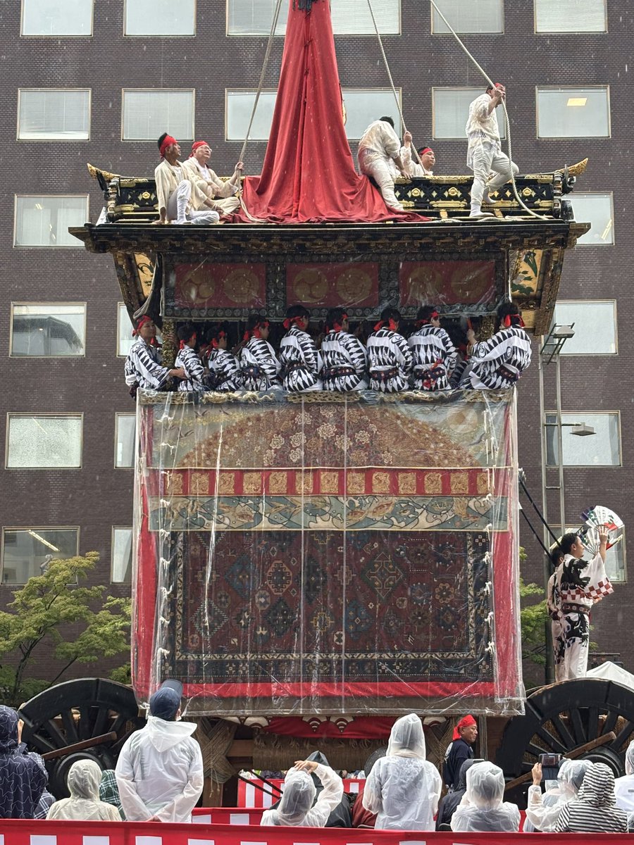 SideKyoto's tweet image. 祇園祭前祭の山鉾巡行を編集部スタッフが現地からお届けします😃
先ほど、御池間之町を月鉾がしっとりと通っていきました〜🌙