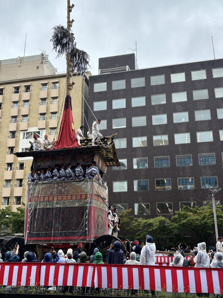 SideKyoto's tweet image. 祇園祭前祭の山鉾巡行を編集部スタッフが現地からお届けします😃
先ほど、御池間之町を月鉾がしっとりと通っていきました〜🌙