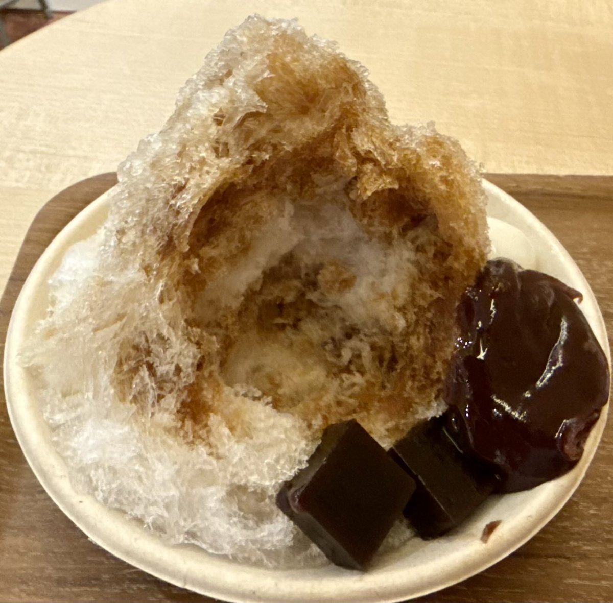 kakigorar's tweet image. 【トラヤあんスタンド 新宿店】
@東京-新宿駅から徒歩1分

あんペーストかき氷（黒砂糖）