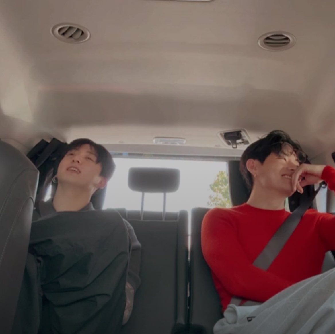 ไม่อยากดับฝัน แต่พูดตรงๆ ว่ากุกวีไม่น่ามีงานด้วยกันได้ ละโอกาสที่จะมีก็คือน้อยมาก งานที่กุกวีสามารถมีด้วยกันได้ ก็คืองานแต่ง 
555555555555555555555555555555555555555555555555555555555555555