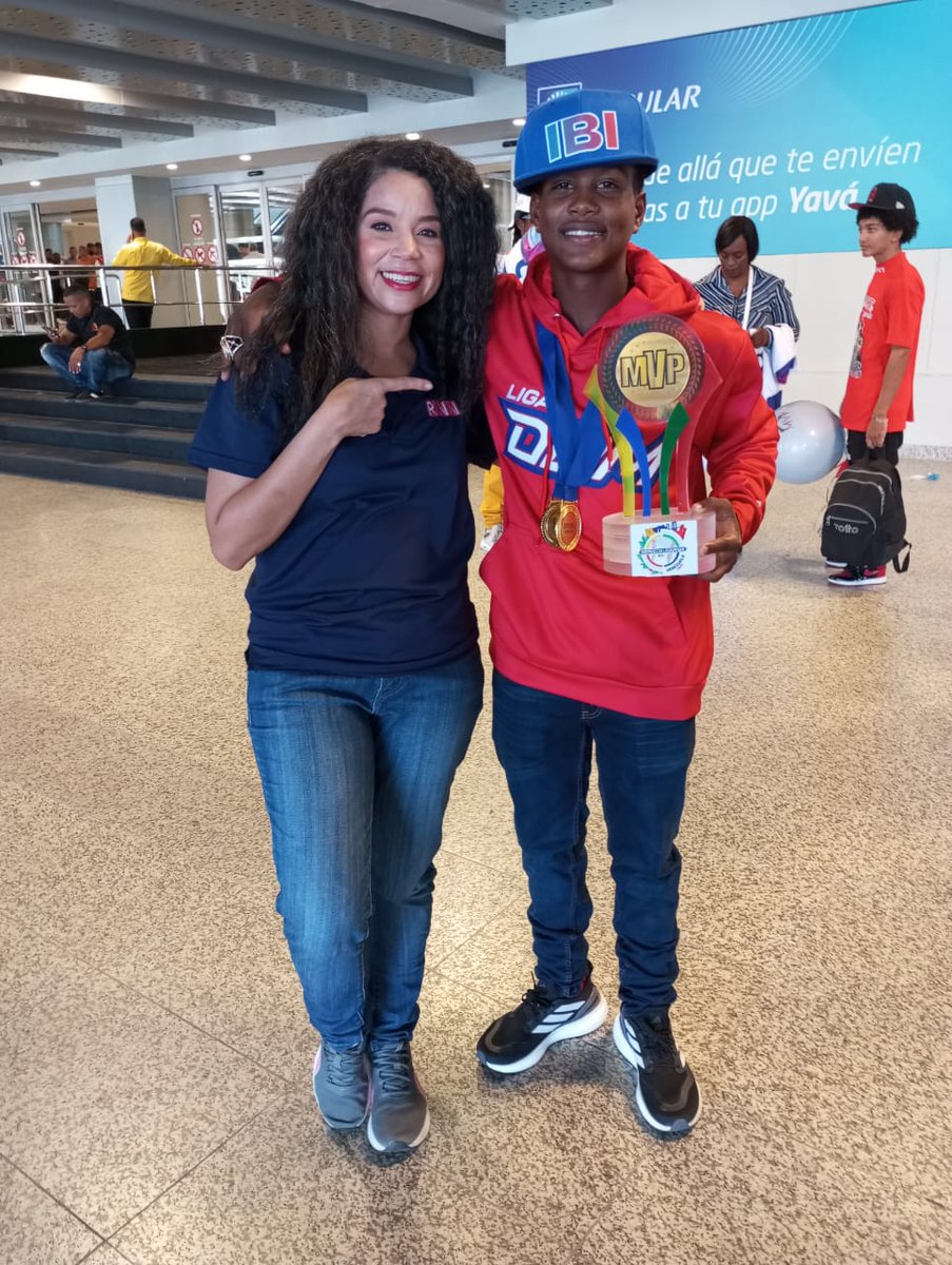 YOHANNA_NUNEZ's tweet image. Con el MVP 🇩🇴 Anyelo Féliz 🔥🔥🔥 #orgullodominicano #SerieDelCaribeKids