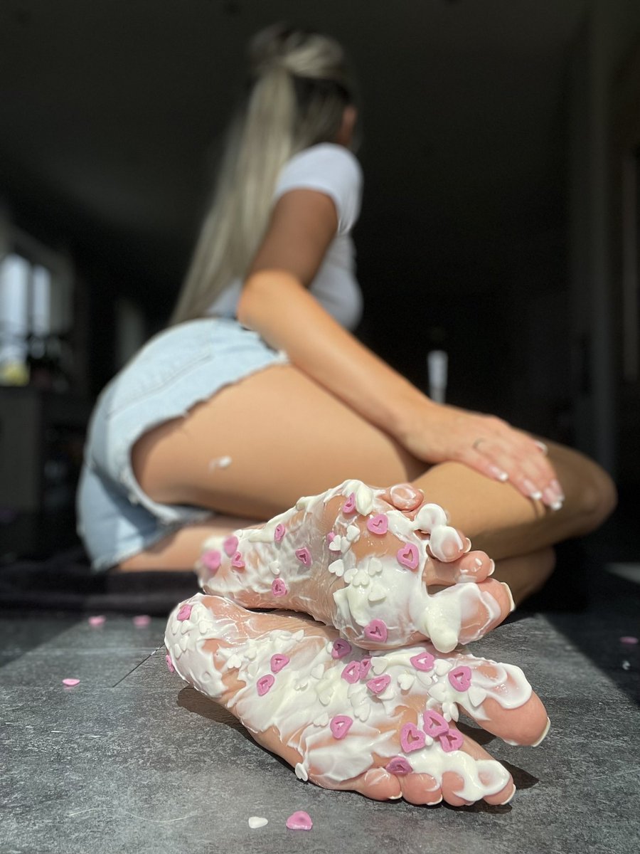Na… möchtest du lieber Schweiß  &amp; Fussel ablecken 👅 oder ist dir Kuchenglasur lieber….. 🍭🥵 

Feetfetish • feet • barefeet • Herrin