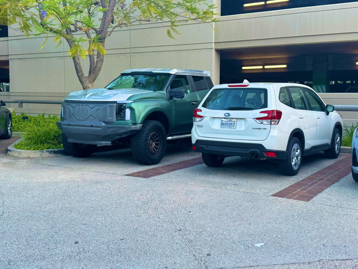 EdwardMehr's tweet image. Rare sighting in LA: mysterious men spotted paparazzi-ing their own custom truck like it’s a celebrity. Guilty!