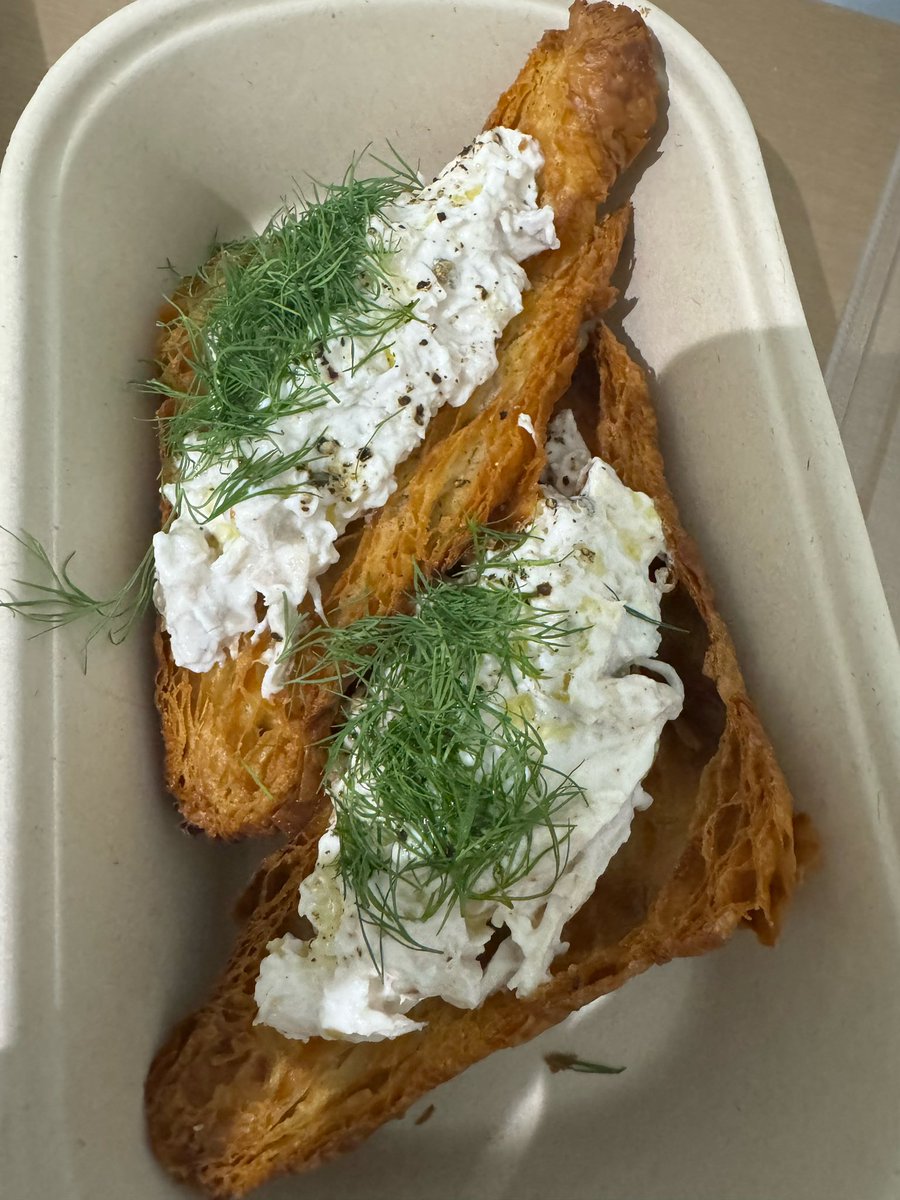 오늘 우비니 점심은 그릭치킨 샌드위치