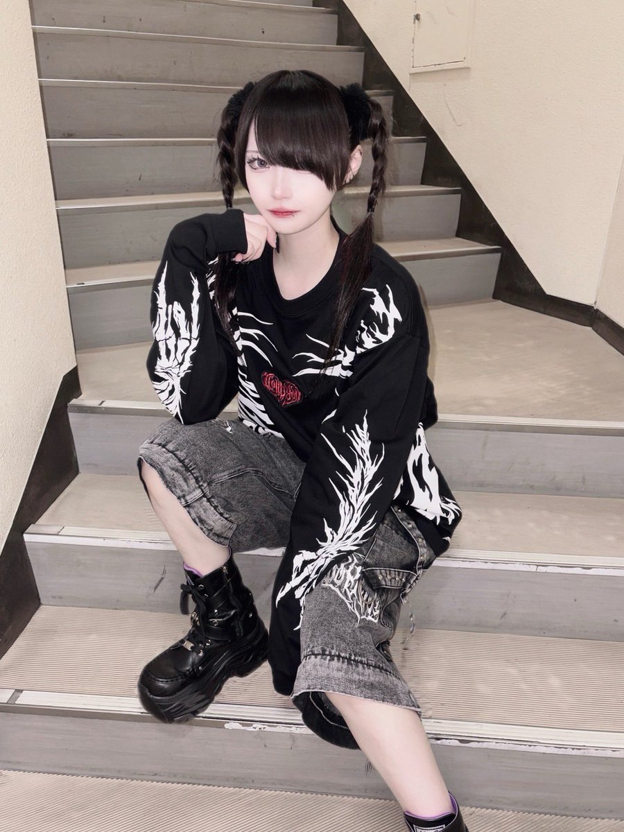 ⬛️スタッフコーデ⬛️

新作ロンTを使ったサブストコーデ⛓️

可哀想なうさちゃんがカワイイ🥹💕
うさちゃんはポーチになっているのでちょっとした小物も入れられちゃう✨

バクステに遊びにきてね☺️