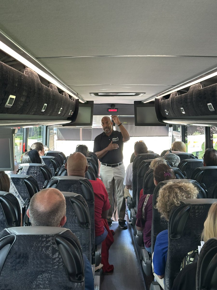 thedrmikejones's tweet image. Had a chance to meet with some amazing volunteer canvassers from VEA today! I love that they’re out in this summer heat knocking doors and talking to voters about the full Democratic ticket in the 77th. I have so much respect and appreciation for educators, and it’s truly…