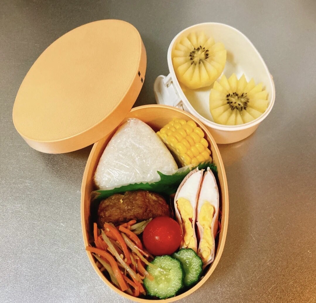 今日のお弁当🍱✨

🍖 ハンバーグのソテー
🥚 ベーコン入り茶碗蒸し
🌽 茹でとうもろこし
🥒 きゅうりの浅漬け
🍅 ミニトマト
🥝 キウイフルーツ
バランスと彩りを意識して作ってみました🌸
今日も美味しく元気に
#お弁 #お昼ごはん #健康ごはん #彩り弁当 #今日のごはん #バランスごはん #おうち時間