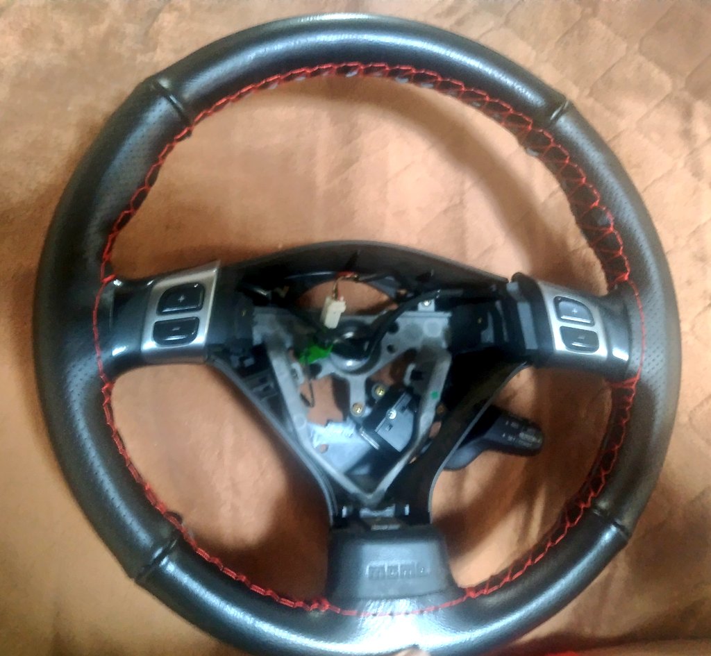 redboxerbli's tweet photo. ステアリング1本簡易革巻き再生してしまうくらい暇だ😓
1万くらいで売れればいいけど無理だろなぁ…💦
予備で取っとくか🤔
#BPBL #レガシィ https://t.co/iYG0JaKQeN