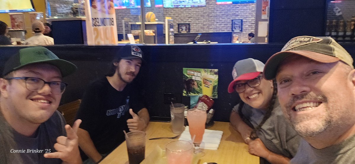 PAStormTrackerz's tweet image. A little chaser convergence and wings @BWWings in Washington, PA with @BillMill96 #pawx