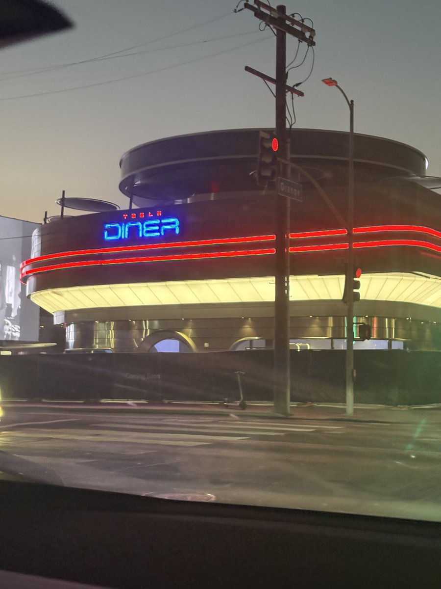 1BigTeslaFan's tweet image. Coming soon! Stress testing with Tesla employees! Screens look absolutely amazing. @Tesla