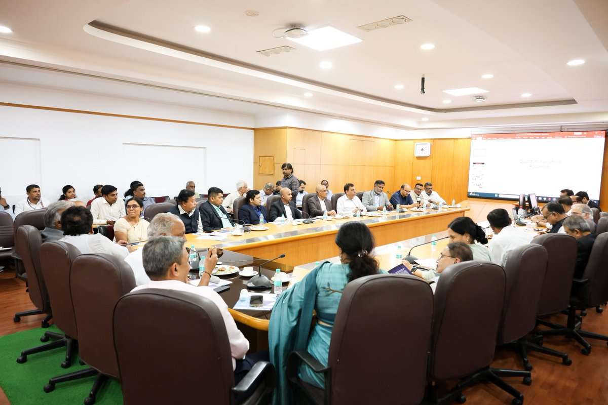 M B Patil (@mbpatil) on Twitter photo ಕ್ವಾಂಟಮ್ ಕ್ರಾಂತಿಗೆ ಕರ್ನಾಟಕ ಮಾದರಿ : 
10ವರ್ಷದಲ್ಲಿ 20 ಬಿಲಿಯನ್ ಡಾಲರ್ ಗುರಿ
ಕರ್ನಾಟಕ ರಾಜ್ಯವನ್ನು ಕ್ವಾಂಟಮ್ ಜಾಗತಿಕ ಶಕ್ತಿ ಕೇಂದ್ರವನ್ನಾಗಿಸುವ ಸಂಬಂಧ ‘ಕರ್ನಾಟಕ ಕ್ವಾಂಟಮ್ ಕ್ರಿಯಾಯೋಜನೆ’ ಬಗ್ಗೆ ಚರ್ಚಿಸಲು ಸಣ್ಣ ನೀರಾವರಿ ಹಾಗೂ ವಿಜ್ಞಾನ-ತಂತ್ರಜ್ಞಾನ ಸಚಿವರಾದ ಶ್ರೀ <a href="/NsBoseraju/">N.S Boseraju</a> ಅವರ ಅಧ್ಯಕ್ಷತೆಯಲ್ಲಿ ನಡೆದ ಉನ್ನತ ಮಟ್ಟದ ಕ್ವಾಂಟಮ್ ಕ್ರಾಂತಿಗೆ ಕರ್ನಾಟಕ ಮಾದರಿ : 
10ವರ್ಷದಲ್ಲಿ 20 ಬಿಲಿಯನ್ ಡಾಲರ್ ಗುರಿ
ಕರ್ನಾಟಕ ರಾಜ್ಯವನ್ನು ಕ್ವಾಂಟಮ್ ಜಾಗತಿಕ ಶಕ್ತಿ ಕೇಂದ್ರವನ್ನಾಗಿಸುವ ಸಂಬಂಧ ‘ಕರ್ನಾಟಕ ಕ್ವಾಂಟಮ್ ಕ್ರಿಯಾಯೋಜನೆ’ ಬಗ್ಗೆ ಚರ್ಚಿಸಲು ಸಣ್ಣ ನೀರಾವರಿ ಹಾಗೂ ವಿಜ್ಞಾನ-ತಂತ್ರಜ್ಞಾನ ಸಚಿವರಾದ ಶ್ರೀ <a href="/NsBoseraju/">N.S Boseraju</a> ಅವರ ಅಧ್ಯಕ್ಷತೆಯಲ್ಲಿ ನಡೆದ ಉನ್ನತ ಮಟ್ಟದ