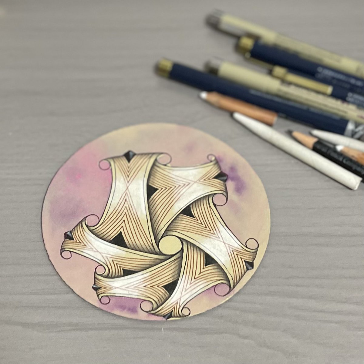 reborn1019's tweet image. #idoz2025
International day of Zentangle
7/15は国際ゼンタングルデーでした!リックとマリアがライブ配信をしてくれたのを翌日見て描きました!勝手に色つけて、さらに描き足しました。まだ未完成だけどいったんUPしちゃう。ゼンタングルやっぱり楽しい😀