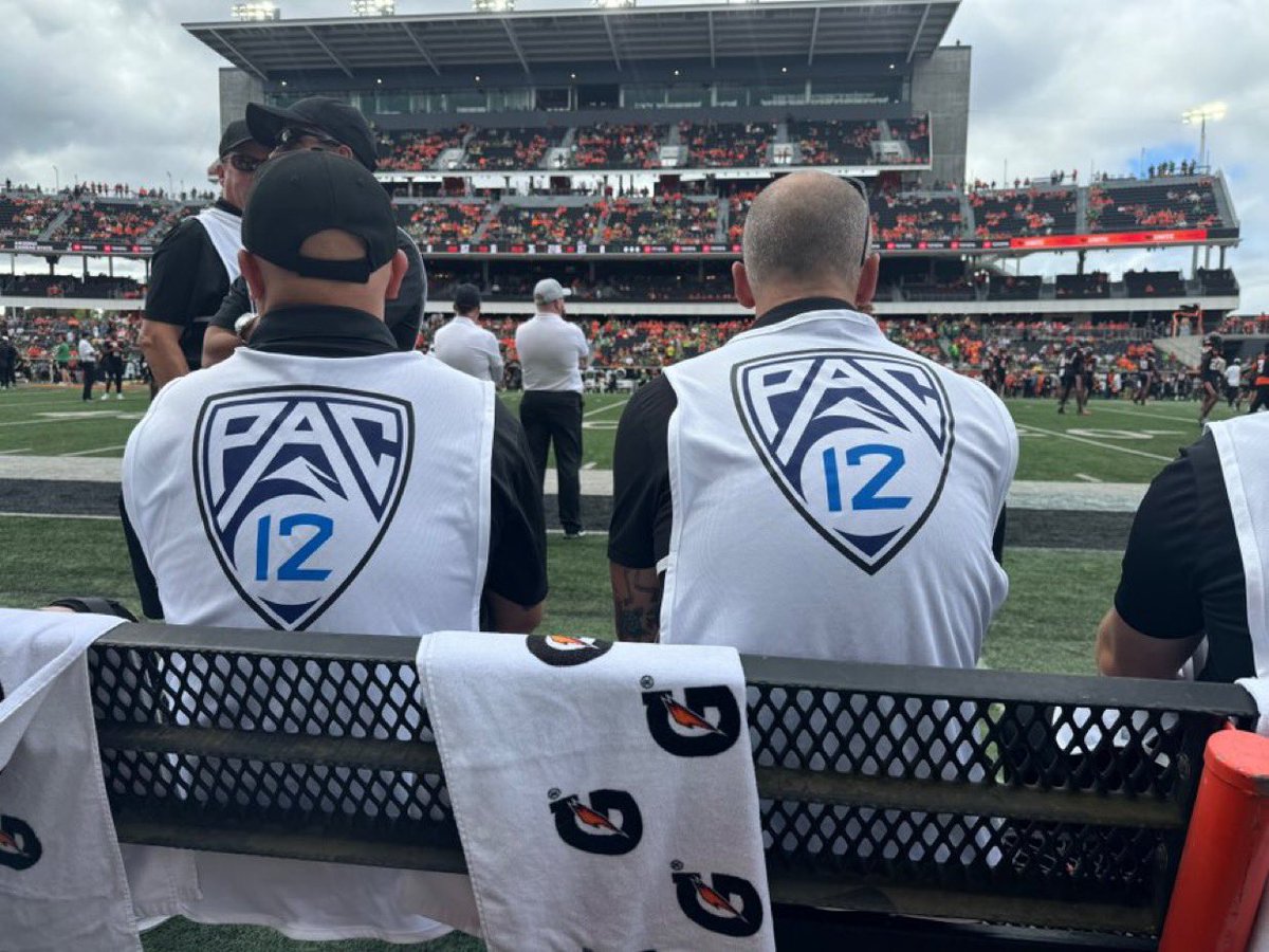 johncanzanobft's tweet image. Pac-12 vs. Mountain West poker game — time to "show more of their cards."
More: bit.ly/4lWQyLe