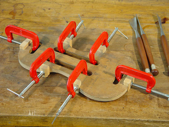 INNEO_Aileen's tweet image. Every great violin begins with precision and passion.
🔧 In the workshop: shaping the top plate using a custom mould.
🎻 The Phoenix way: handcrafted, detailed, musical.
#ViolinMaking #PhoenixViolins #LuthierTools #MadeWithCare