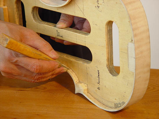 INNEO_Aileen's tweet image. Every great violin begins with precision and passion.
🔧 In the workshop: shaping the top plate using a custom mould.
🎻 The Phoenix way: handcrafted, detailed, musical.
#ViolinMaking #PhoenixViolins #LuthierTools #MadeWithCare