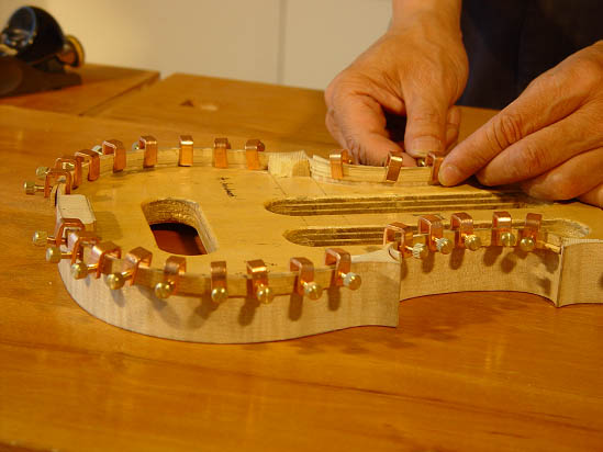 INNEO_Aileen's tweet image. Every great violin begins with precision and passion.
🔧 In the workshop: shaping the top plate using a custom mould.
🎻 The Phoenix way: handcrafted, detailed, musical.
#ViolinMaking #PhoenixViolins #LuthierTools #MadeWithCare