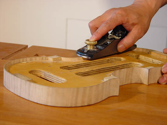 INNEO_Aileen's tweet image. Every great violin begins with precision and passion.
🔧 In the workshop: shaping the top plate using a custom mould.
🎻 The Phoenix way: handcrafted, detailed, musical.
#ViolinMaking #PhoenixViolins #LuthierTools #MadeWithCare