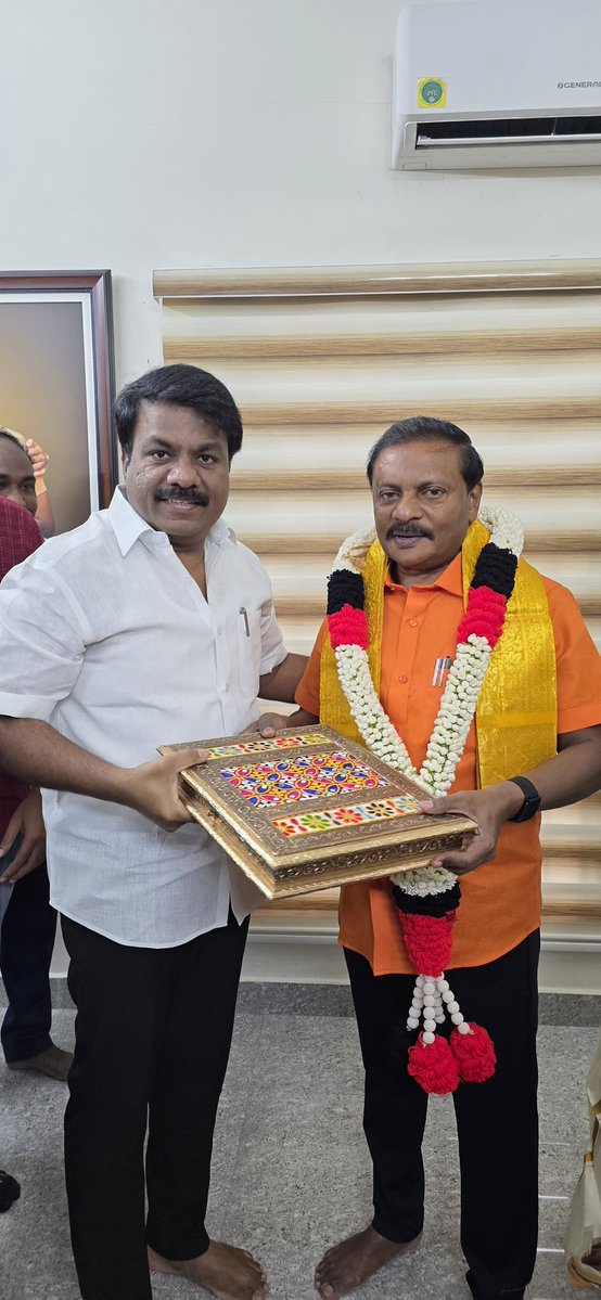 N CHITRARASU ( நே.சிற்றரசு ) (@nchitrarasu) on Twitter photo இன்று எங்கள் ஆருயிர் அண்ணன், கழக இணை அமைப்புச் செயலாளர் திரு.<a href="/AnbagamKalaiDMK/">Anbagam Kalai</a> அவர்களின் பிறந்தநாளை முன்னிட்டு, அவரை நேரில் சந்தித்து மனமார்ந்த வாழ்த்துகளைத் தெரிவித்ததில் அளவில்லா மகிழ்ச்சி!
<a href="/mkstalin/">M.K.Stalin</a> <a href="/Udhaystalin/">Udhay</a> #OraniyilTamilNadu #DMK4TN #DMK #Chitrarasu #ChennaiWestDMK இன்று எங்கள் ஆருயிர் அண்ணன், கழக இணை அமைப்புச் செயலாளர் திரு.<a href="/AnbagamKalaiDMK/">Anbagam Kalai</a> அவர்களின் பிறந்தநாளை முன்னிட்டு, அவரை நேரில் சந்தித்து மனமார்ந்த வாழ்த்துகளைத் தெரிவித்ததில் அளவில்லா மகிழ்ச்சி!
<a href="/mkstalin/">M.K.Stalin</a> <a href="/Udhaystalin/">Udhay</a> #OraniyilTamilNadu #DMK4TN #DMK #Chitrarasu #ChennaiWestDMK