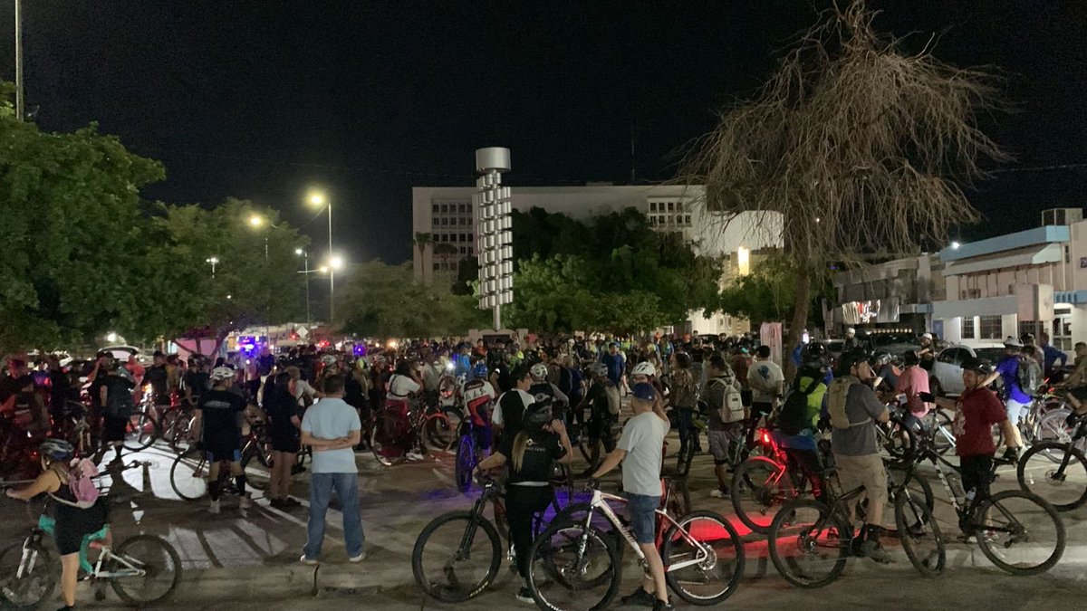 Familiares, amigos y compañeros rinden honor a la memoria de Julio, ciclista que falleció tras ser atropellado por un camión de transporte público en #Hermosillo.

Llevan flores y rinden tributo a Julio en la Plaza de los 100 Años en la capital de #Sonora.

Realizarán una rodada