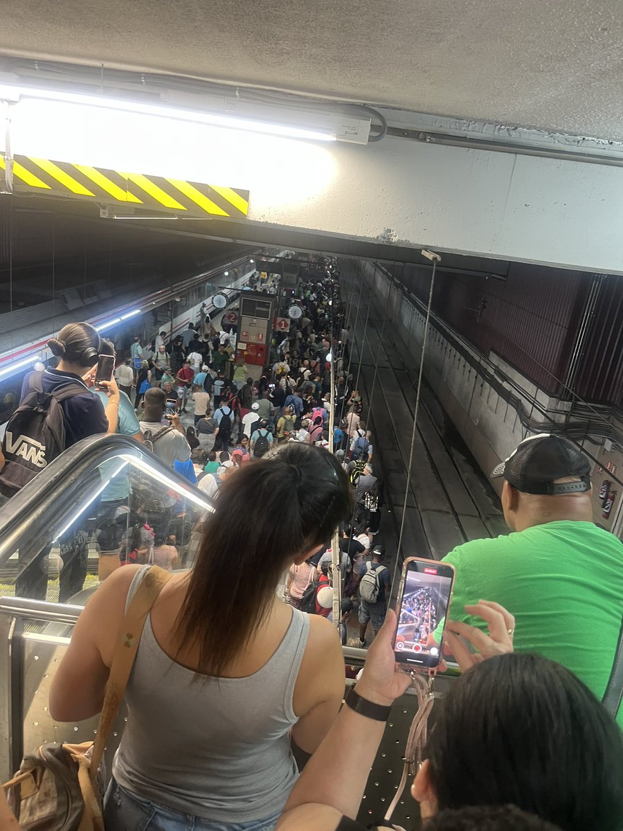 Carolina Cordero 🔻 (@carolcordero_n) on Twitter photo 05:45 y así está la Renfe de #Parla. No se puede ni bajar al andén. Por megafonía se informa de avería y ya.
Frente a la imagen de Región rica ésta es la realidad, la precariedad de ser clase trabajadora en la periferia de Madrid. 05:45 y así está la Renfe de #Parla. No se puede ni bajar al andén. Por megafonía se informa de avería y ya.
Frente a la imagen de Región rica ésta es la realidad, la precariedad de ser clase trabajadora en la periferia de Madrid.