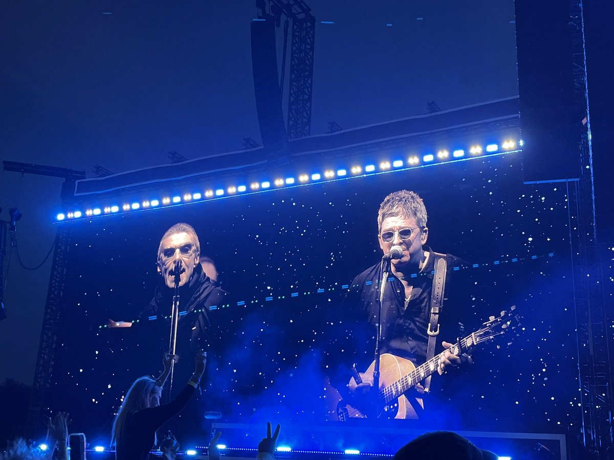 cchloebrooks's tweet image. Mint night seeing Oasis - 15 year old Chloe’s life is complete ❤️