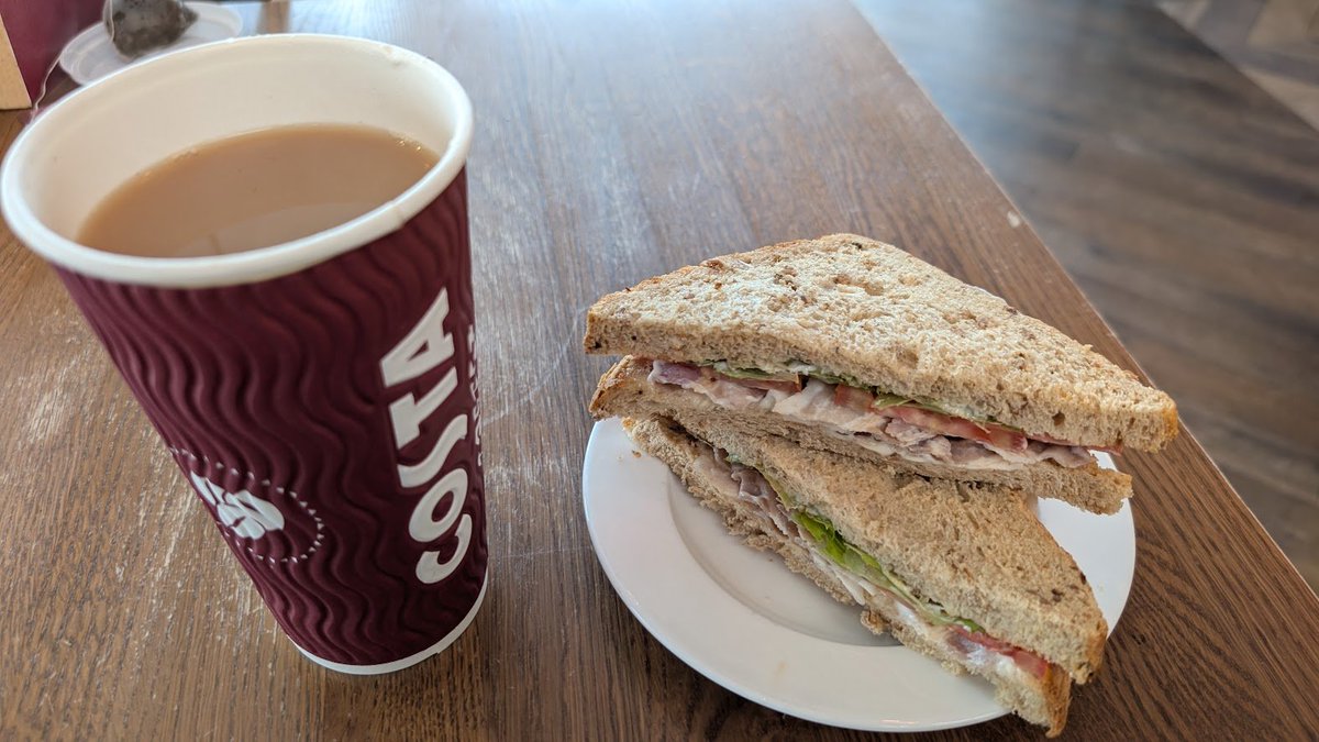 WC2512's tweet image. Refuel at @CostaCoffee #Rochdale 🫖

It's so much better when a @VodafoneUK #VeryMe reward is available, as well as half price BLT at the till!
.. just £1.54 for the lot!! #Bargain 😍